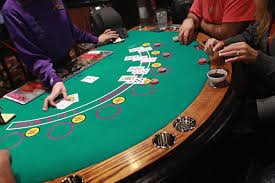 Filipino players enjoying queenbet sports betting on mobile phones in Manila